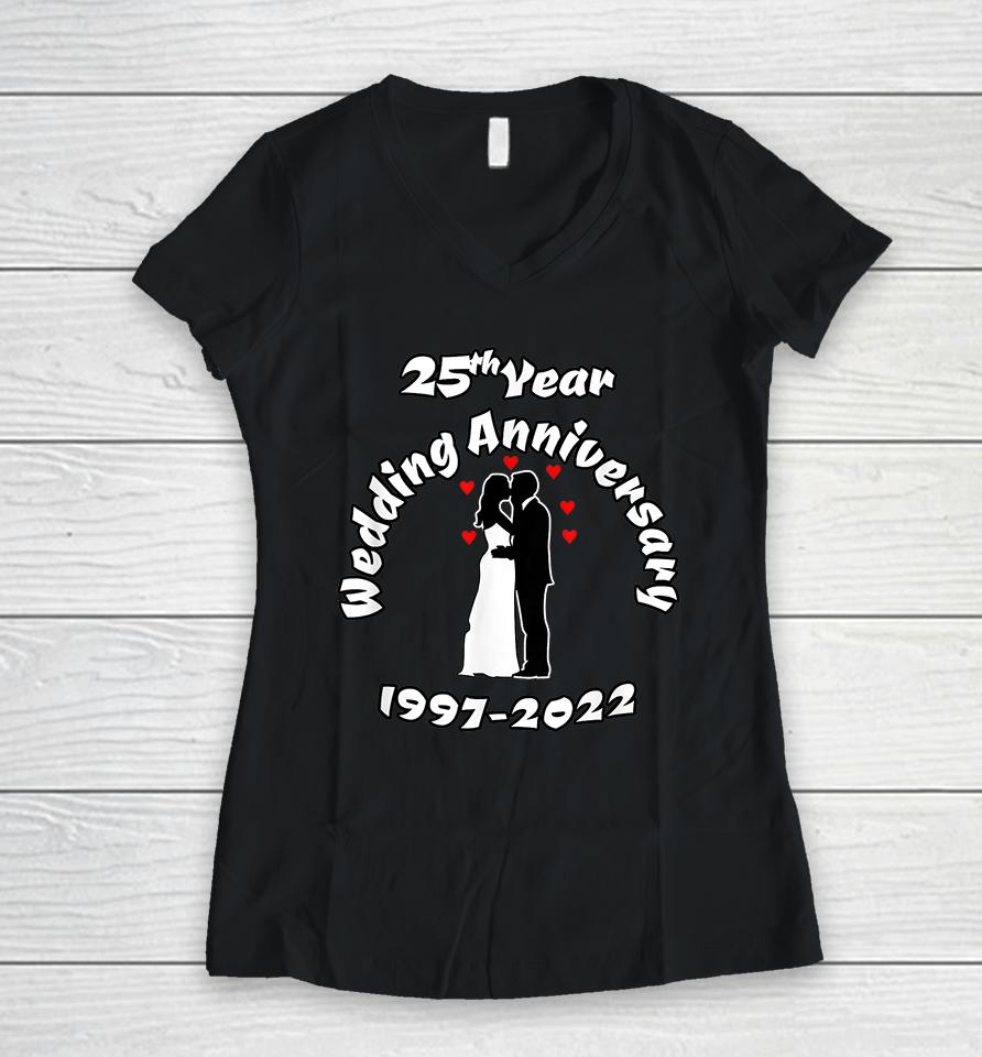 25Th Year Wedding Anniversary 1997-2022 Kissing Couple Women V-Neck T-Shirt
