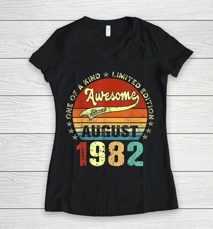 40 Years Old Awesome Since August 1982 Vintage 40Th Birthday Women V-Neck T-Shirt