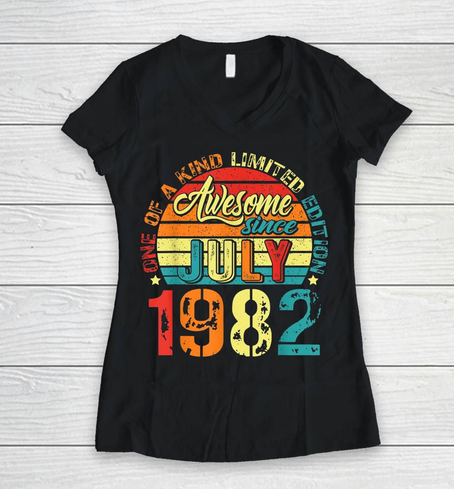 Awesome Since July 1982 40 Years Old 40Th Birthday Gifts Women V-Neck T-Shirt