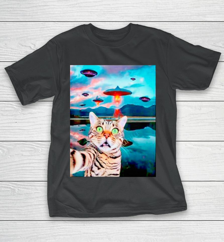 Cat Selfie With Ufos Funny T-Shirt
