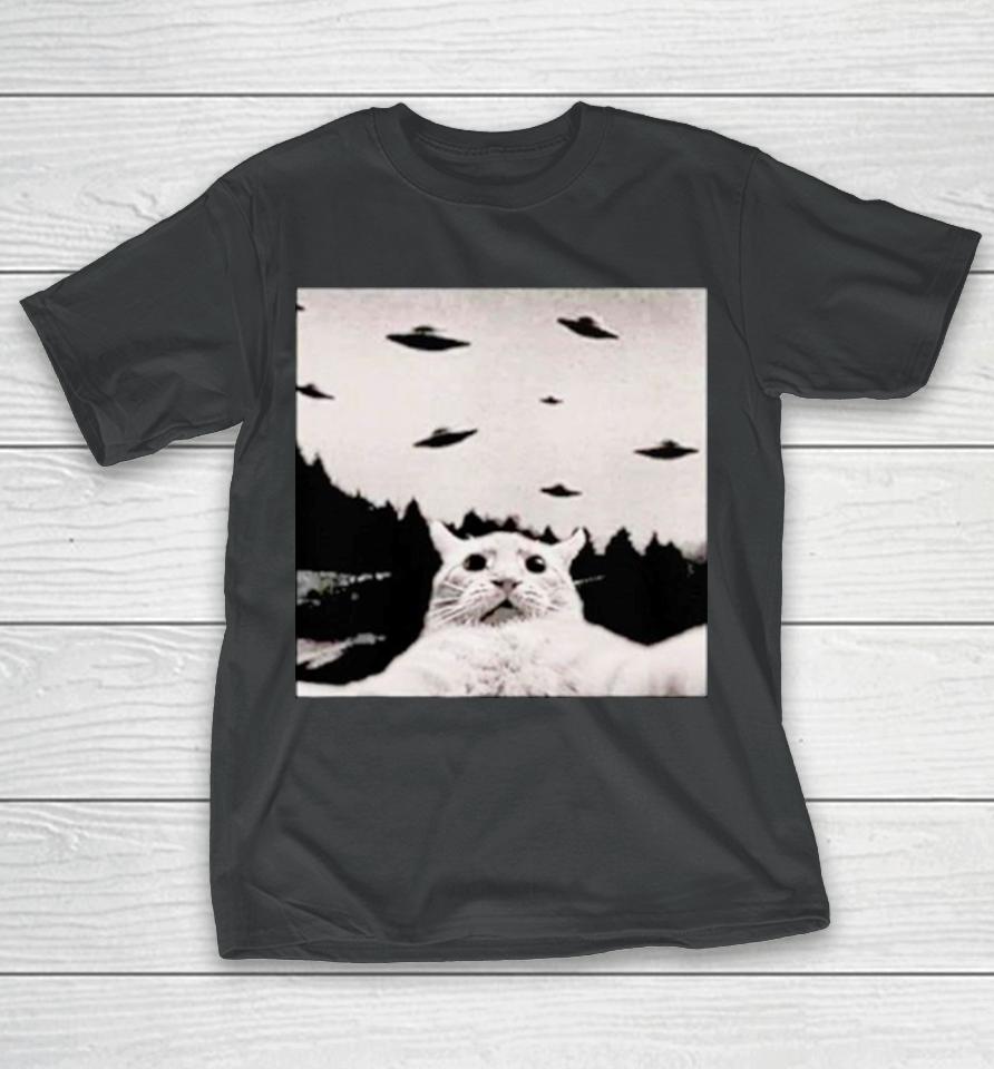 Cat Taking A Selfie Ufos Funny T-Shirt