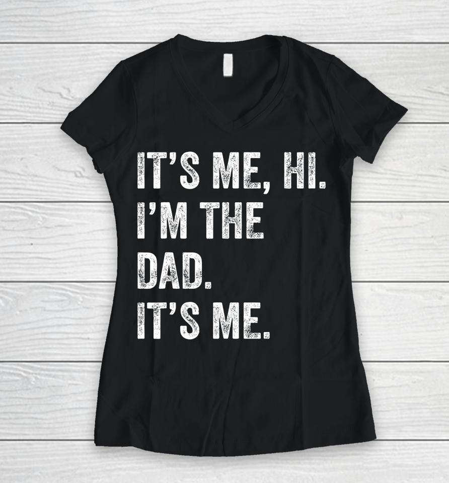 Fathers Day Shirt Funny Its Me Hi I'm The Dad Its Me Women V-Neck T-Shirt
