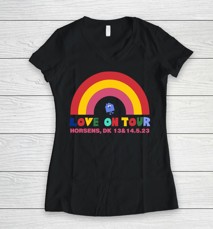 Harry Styles Italia Rainbow Love On Tour Horsens Dk 13 Women V-Neck T-Shirt