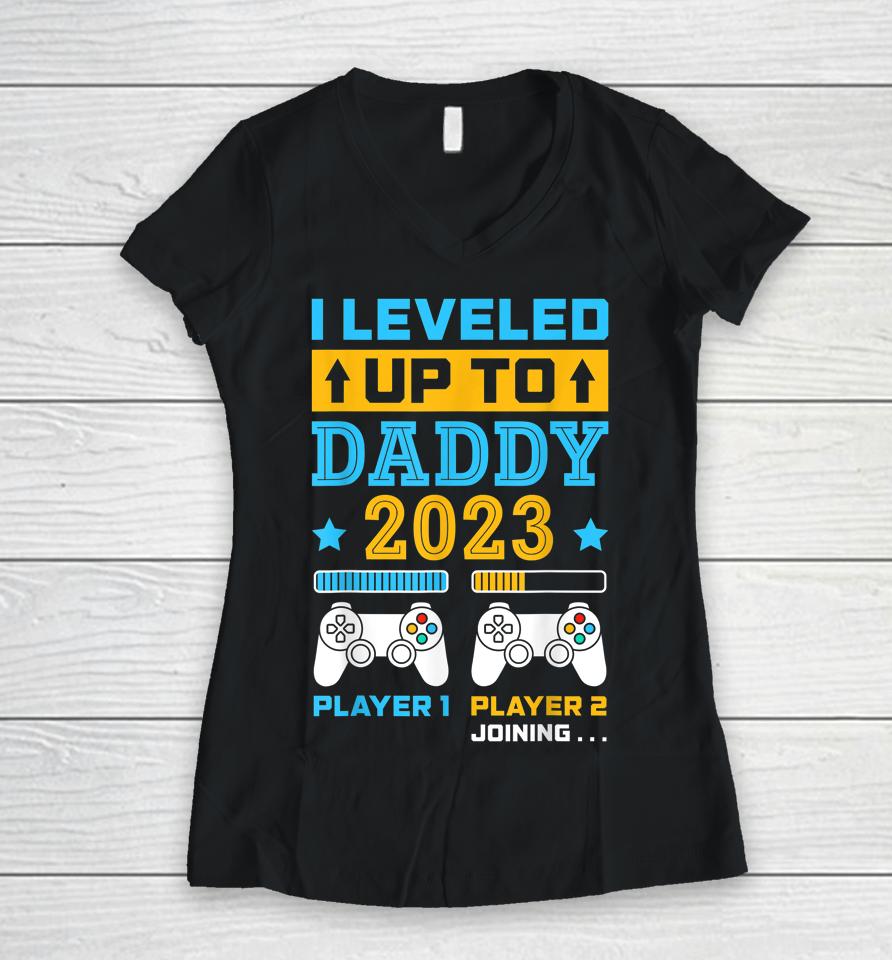 I Leveled Up To Daddy 2023 Soon To Be Dad Fathers Day Gift Women V-Neck T-Shirt