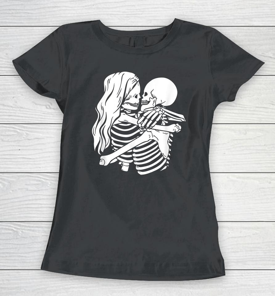 Kissing Skeletons In Love Valentine's Day Couples Women T-Shirt