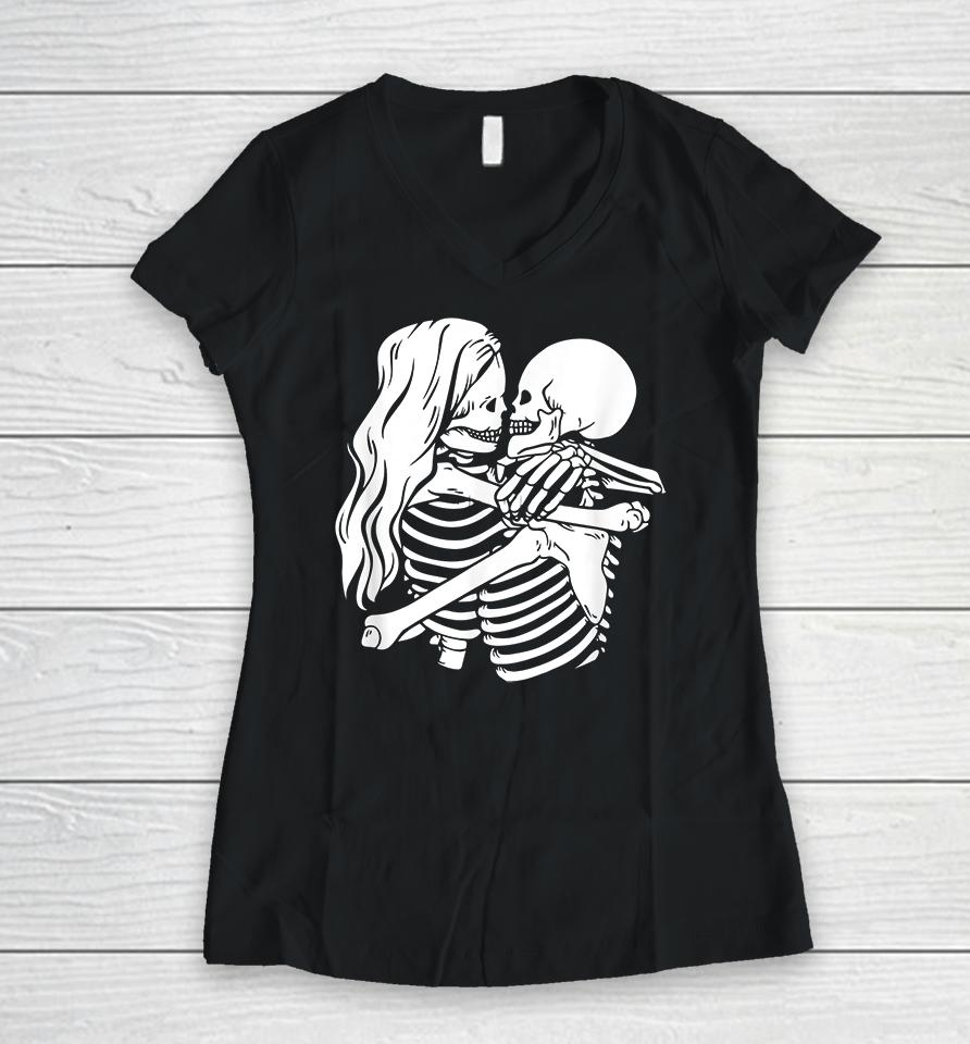 Kissing Skeletons In Love Valentine's Day Couples Women V-Neck T-Shirt