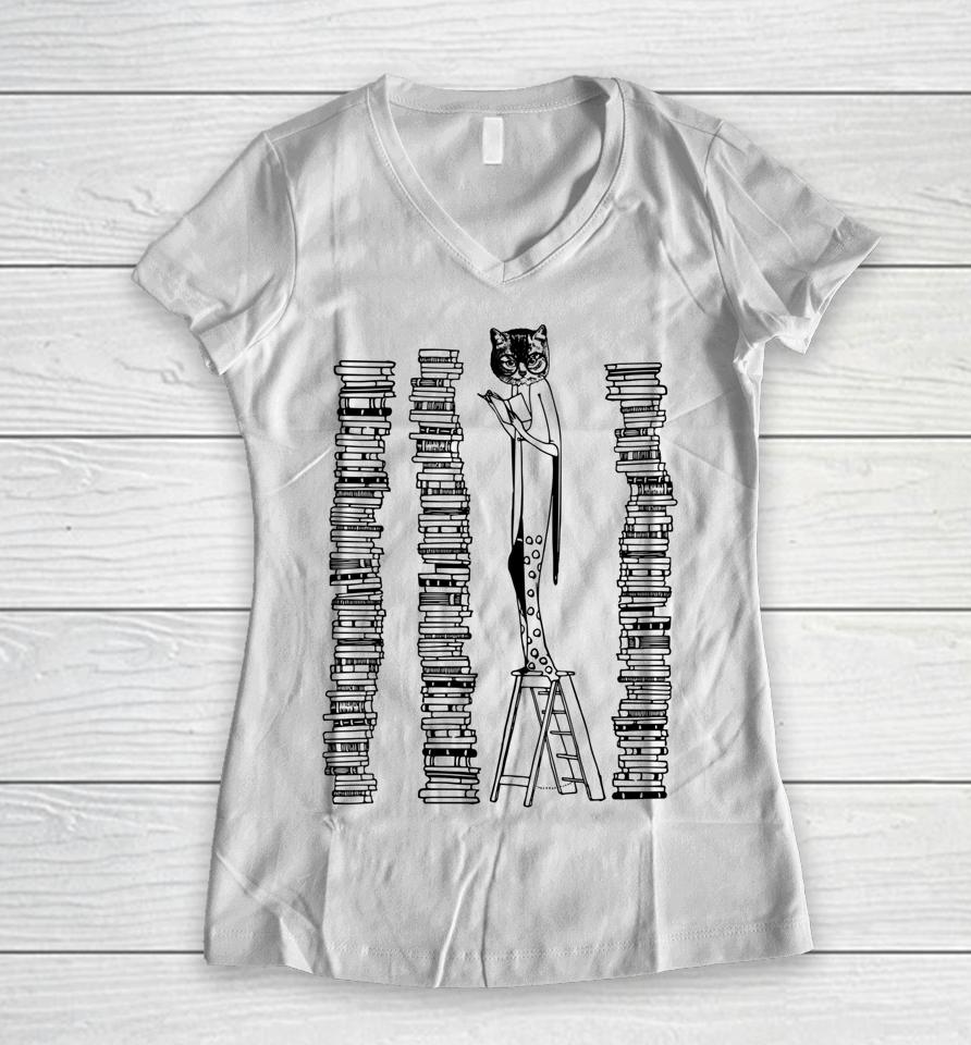 Lady Cat And Stack Of Books Woman Reading Retro Victorian Women V-Neck T-Shirt
