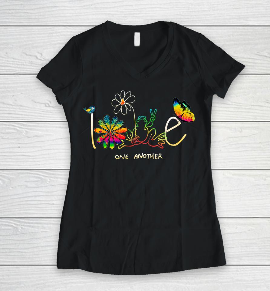 Love One Another Hippie Frog Flower Daisy Gift Women V-Neck T-Shirt