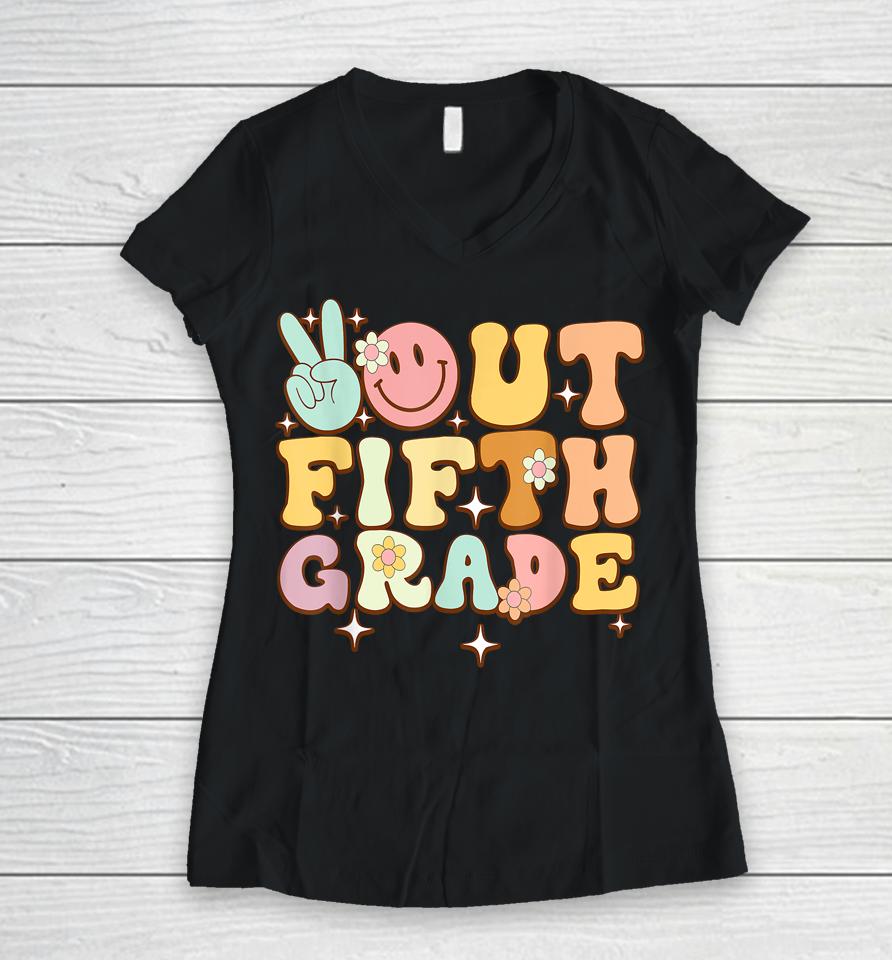 Peace Out Fifth 5Th Grade Class Of 2023 Goodbye 5Th Grade Women V-Neck T-Shirt