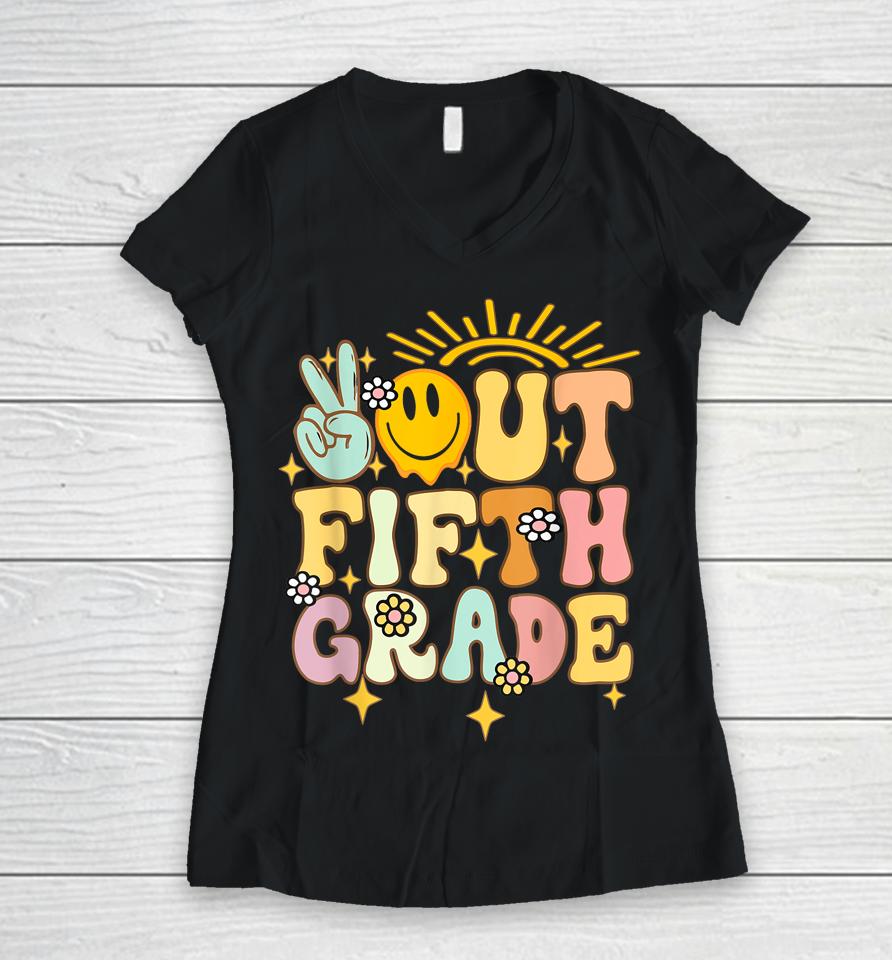 Peace Out Fifth 5Th Grade Class Of 2023 Goodbye 5Th Grade Women V-Neck T-Shirt