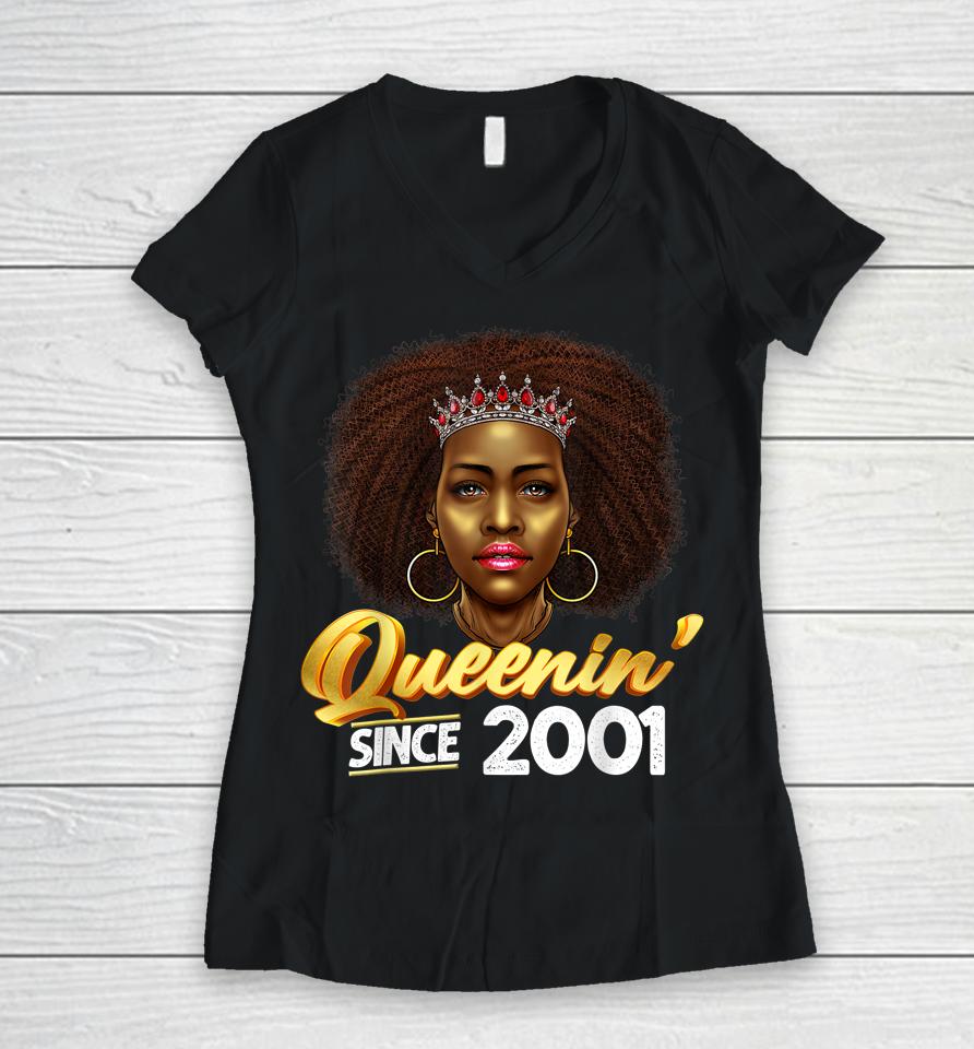 Queenin' Since 2001 21St Birthday African American Gifts Women V-Neck T-Shirt
