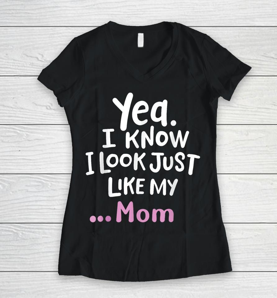 Yes I Know I Look Like My Mom Funny Daughter My Mom Print Women V-Neck T-Shirt